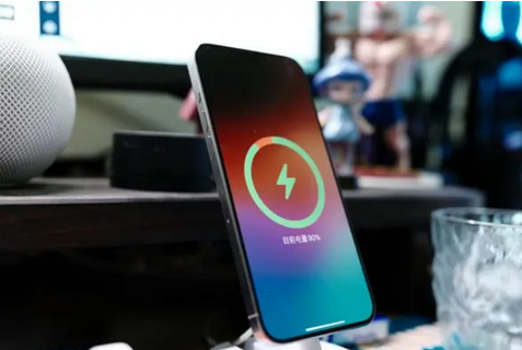 郊区苹果15换屏服务分享用什么充电器给iPhone15充电更好 